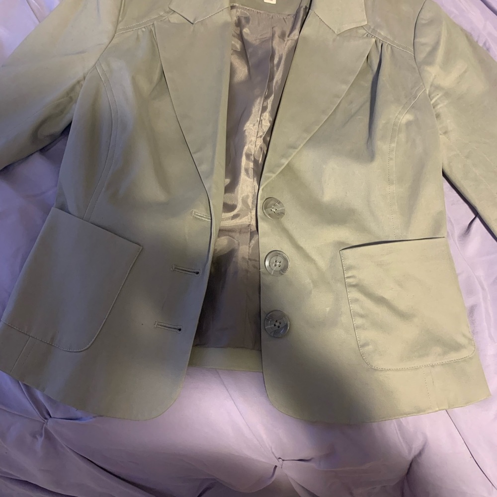 Olive green blazer with a chic look